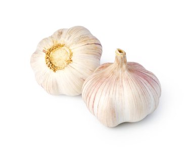 Beyaz arka planda organik sarımsak soğanları taze baharat içeriyor.