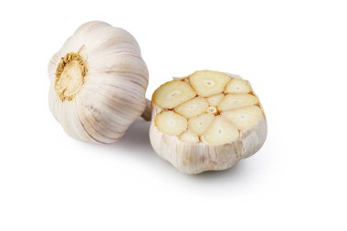 Yarım parçalı sarımsak soğanı karanfilleri gösteriyor, taze ve pişirmeye hazır.