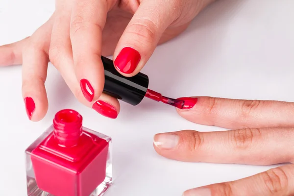 Peinture à ongles manucure couleur rouge — Photo