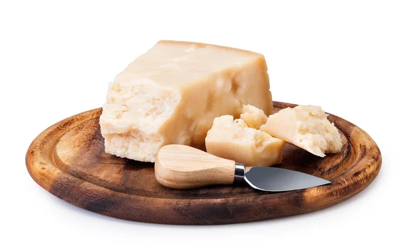 Parmezaanse kaas op snijplank — Stockfoto