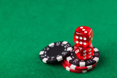 Kırmızı zar ve cips