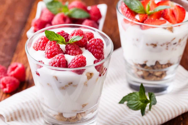 Yogurt with muesli and berries — Stock Photo, Image