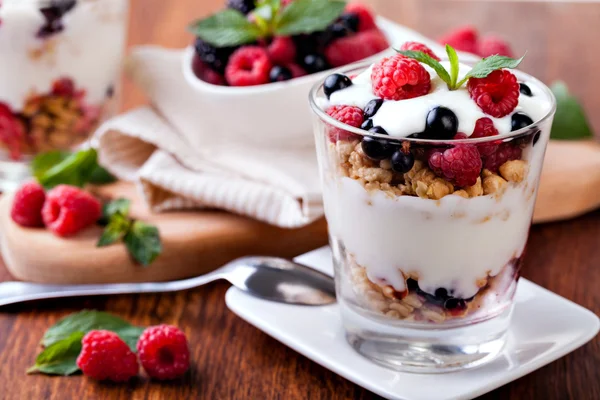 Yogur con muesli y bayas —  Fotos de Stock