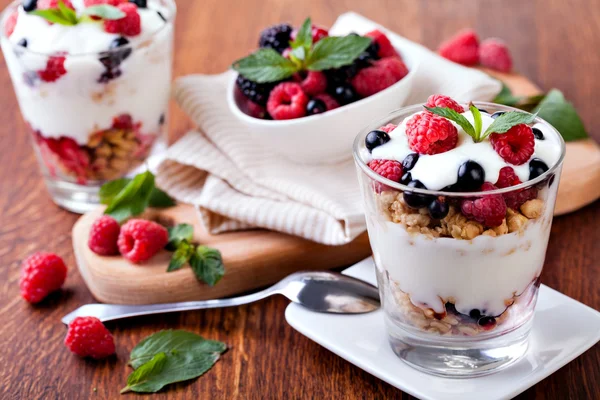 Yogur con muesli y bayas — Foto de Stock