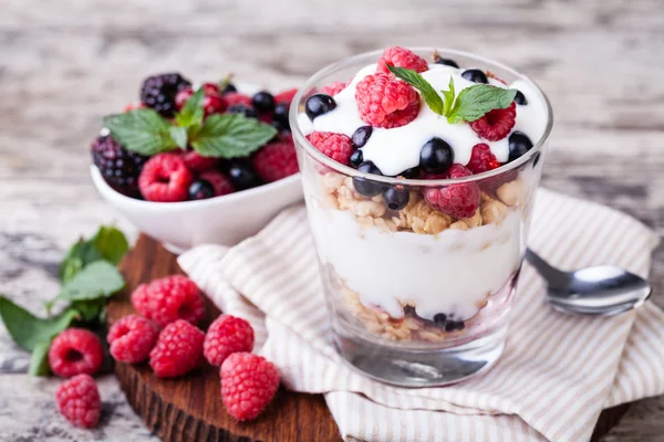 Joghurt mit Müsli und Beeren — Stockfoto