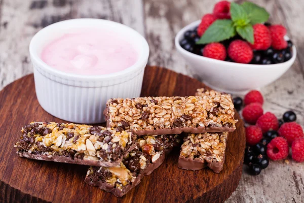 Muesli med färsk frukt och yoghurt — Stockfoto