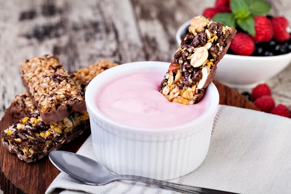 Muesli med färsk frukt och yoghurt — Stockfoto