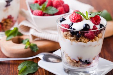 Yoğurtlu müsli ve çilek