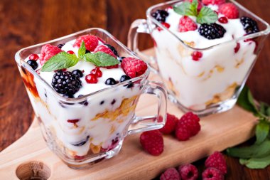 Yoğurtlu müsli ve çilek