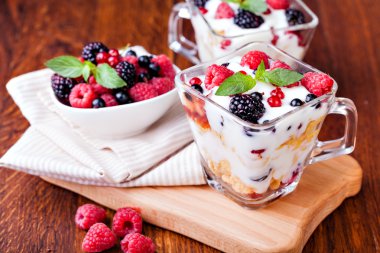 Yoğurtlu müsli ve çilek