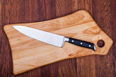 Kesme tahtasındaki bıçak.