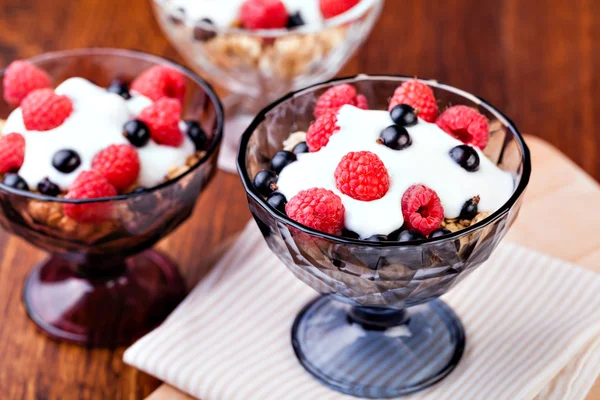 Yogur con muesli y bayas —  Fotos de Stock