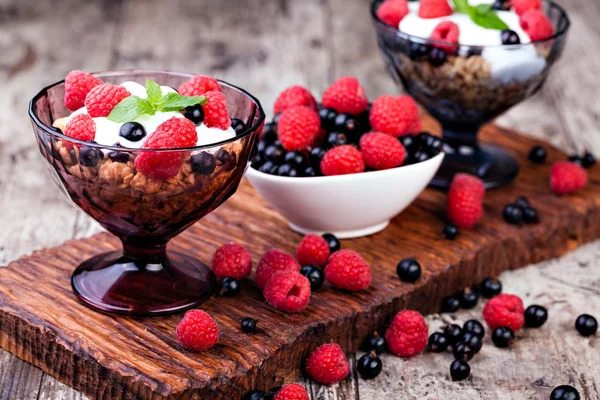 Йогурт с мюсли и ягодами — стоковое фото