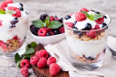 Yoğurtlu müsli ve çilek