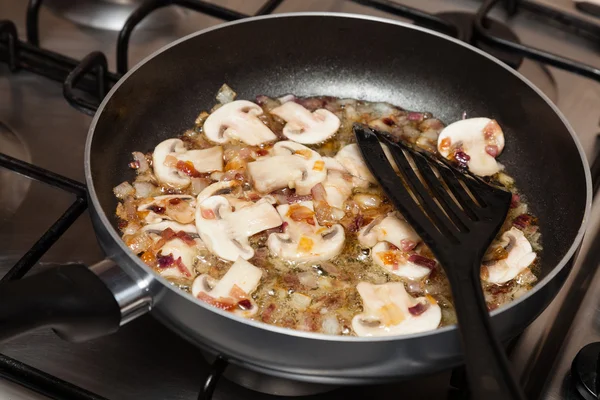 Gebratene Zwiebeln und Champignons — Stockfoto