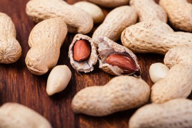 ahşap bir masa üzerine fıstık