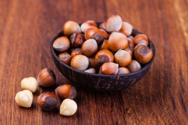 ahşap bir masa portre görünümünde fındık