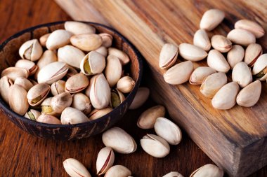 Antep fıstığı. ahşap bir masaya