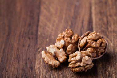 Tahta masadaki cevizler