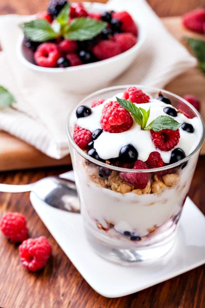 Joghurt mit Müsli und Beeren — Stockfoto