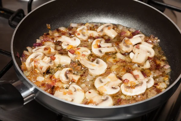 Gebratene Zwiebeln und Champignons — Stockfoto