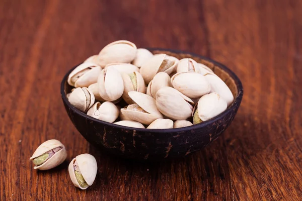 Pistacchio. su un tavolo di legno — Foto Stock