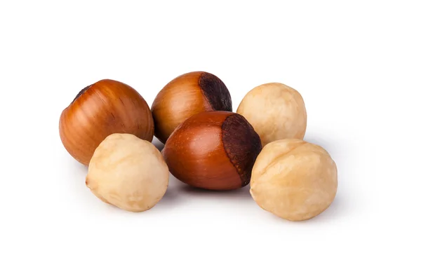 Hazelnuts на белом фоне — стоковое фото