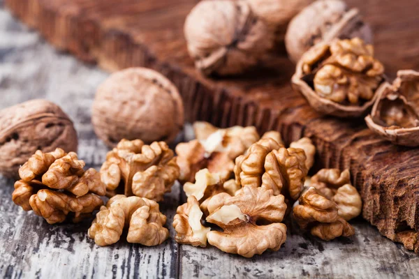 Walnüsse auf einem Holztisch — Stockfoto