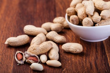 Ahşap bir masaya izole fıstık