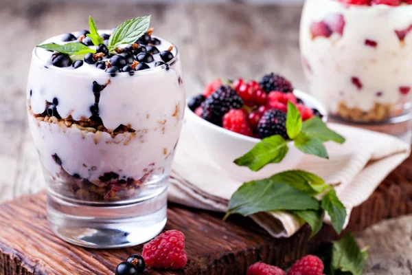 Йогурт з мюслі та ягодами — стокове фото