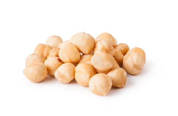 Hazelnuts изолированы на белом фоне — стоковое фото