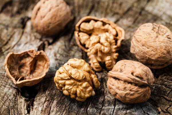 орехи изолированы на деревянном столе
