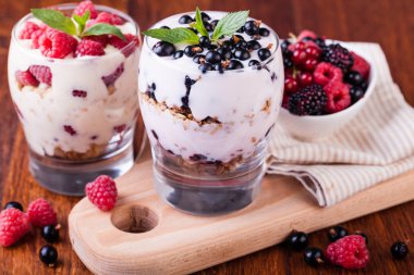 Yoğurtlu müsli ve çilek