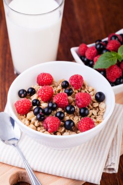 müsli kahvaltı ahşap bir masa üzerinde