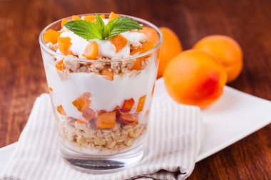 Yoğurtlu müsli ve çilek