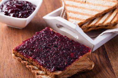 Ahşap masada reçelli tost.