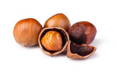 Beyaz arka plan üzerinde izole fındık closeup görünümü