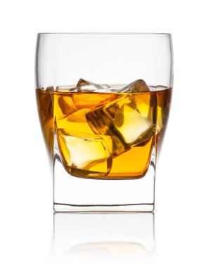 bardak scotch viski ve buz beyaz zemin üzerine