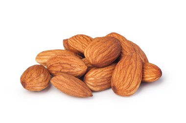 Beyaz arka planda izole edilmiş badem fıstıkları