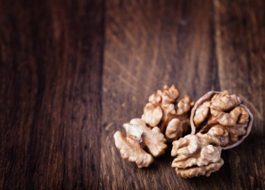 Ceviz ahşap bir masaya izole