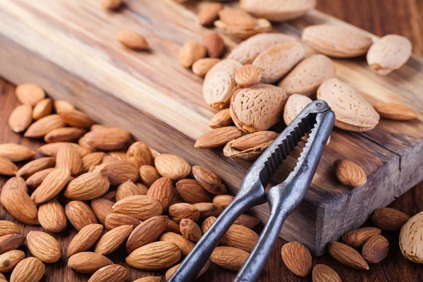 Amandelen noten op een houten tafel — Stockfoto