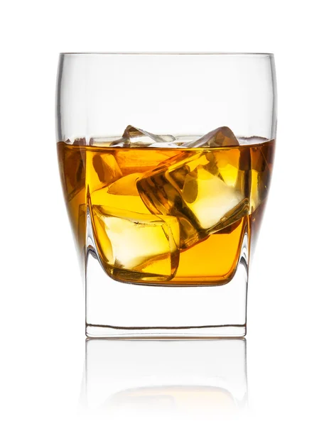 Glas Scotch Whiskey und Eis auf weißem Hintergrund — Stockfoto