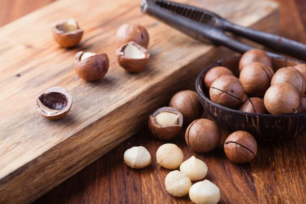 Macadamia noten op een houten tafel — Stockfoto