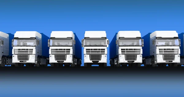 Vrachtwagens met oplegger op blauwe hemelachtergrond — Stockfoto