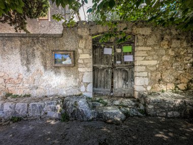 Mosor Massif 'teki kırmızı sığınağa yakın dur Vickov. Hırvatistan 'daki dinarik dağları. Ayrıl, Hırvatistan.
