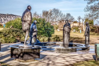 BUDAPEST, HUNGARY - Şubat 2020: Budapeşte 'deki Gellert Tepesi' ndeki felsefi bahçede heykeller
