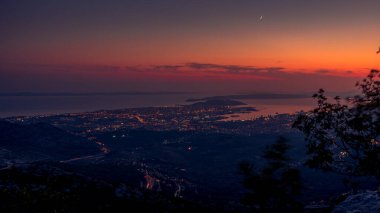 Mosor Massif 'teki kırmızı sığınağa yakın dur Vickov. Hırvatistan 'daki dinarik dağları. Ayrıl, Hırvatistan.