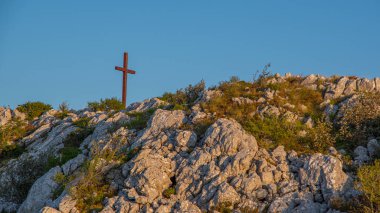 Mosor Massif 'teki kırmızı sığınağa yakın dur Vickov. Hırvatistan 'daki dinarik dağları. Ayrıl, Hırvatistan.