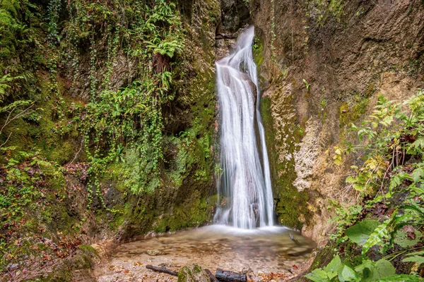 Landschaft Blick Auf Einen Bunten Wasserfall Und Ein Kleines Becken — Stockfoto