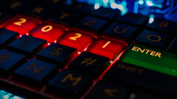 2021 numara tuşlarında kırmızı ışığı olan klavyeyi kapat ve tuşu gir. Giriş için teknik bir kavram ya da yeni yıla başlamak için. Mutlu yıllar, 2021. 3B görüntüleme.